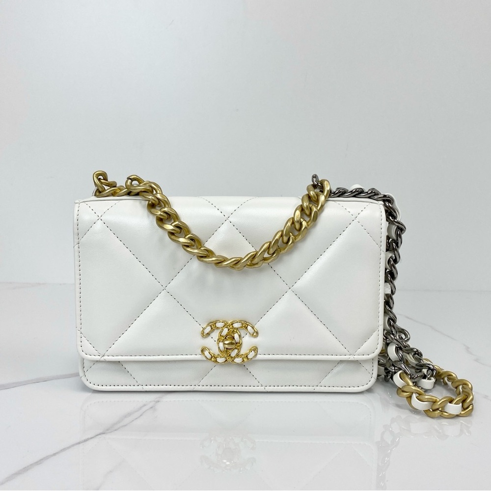Chanel 19 Wallet on Chain